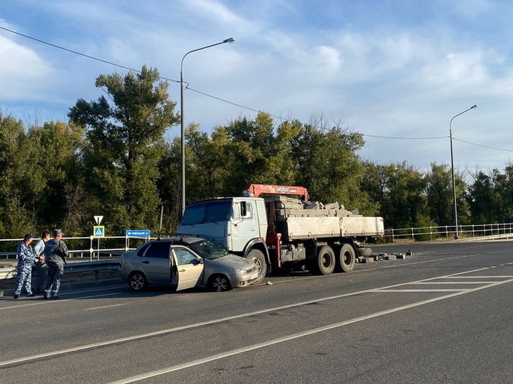 В Волгоградской области водитель «Лады» попал в больницу после ДТП с КамАЗом