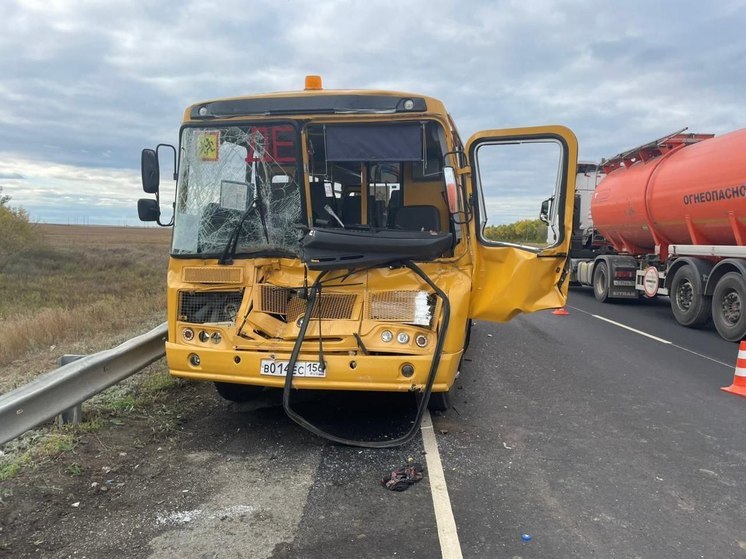 В Оренбургской области в ДТП с КамАЗом попал автобус с детьми