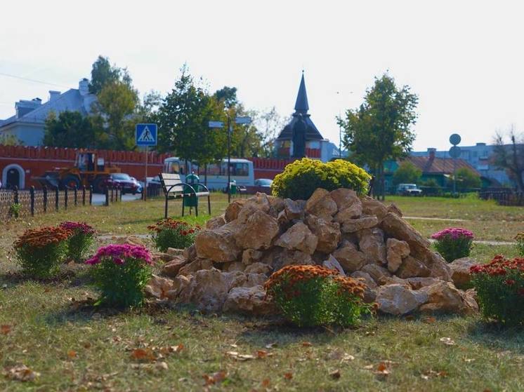 Возле памятника Варлааму Серпуховскому появилась новая клумба