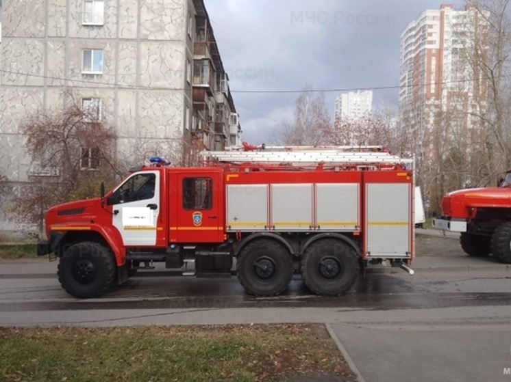 30 человек эвакуировались из-за пожара в 4-этажном доме в Екатеринбурге