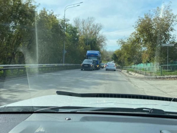 ДТП с фурой осложнило движение на въезде в Новокузнецк