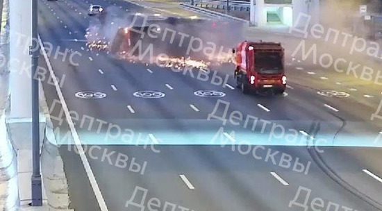 В Москве на МКАД столкнулись фура и мусоровоз: видео