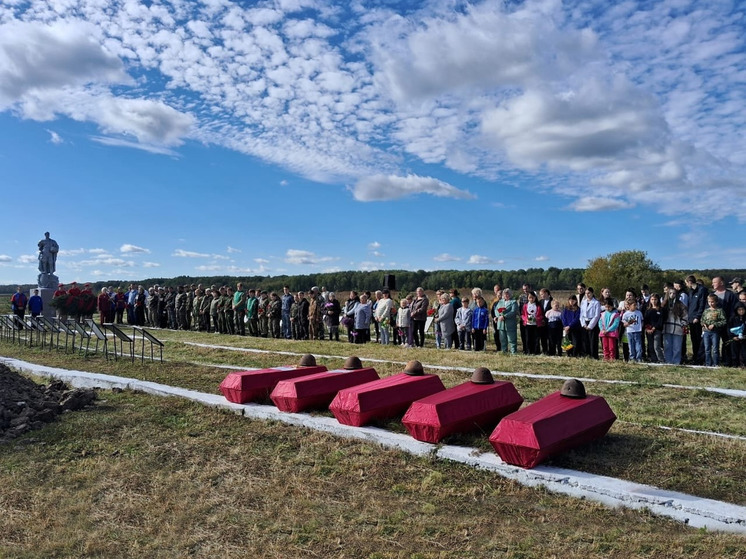 В селе Успенское 21 сентября состоялась церемония захоронения останков советских солдат, найденных во время осенней вахты в Чудовском районе, сообщили в Администрации муниципального района