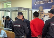 Один из четырех мигрантов, который проходил обвиняемым по делу о групповом изнасиловании уроженки Алтайского края во Владивостоке, найден мертвым в СИЗО. Об этом сообщает «МК во Владивостоке» со ссылкой на правозащитника Максима Чихунова.