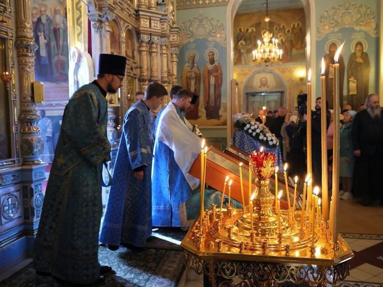 Челябинские паломники молятся мощам Матроны Московской