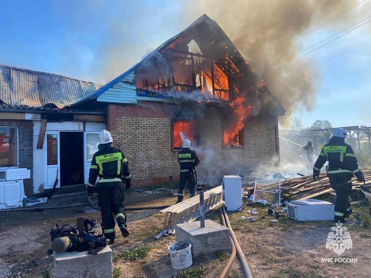 В Новгородском районе пожар уничтожил кровлю и внутреннюю отделку частного дома