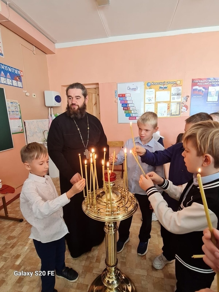 В Орловской области школьникам рассказали о церковных свечах