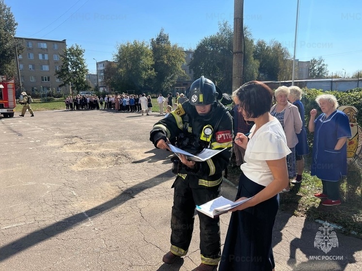 230 человек эвакуировали в Новомосковске при "пожаре" в школе