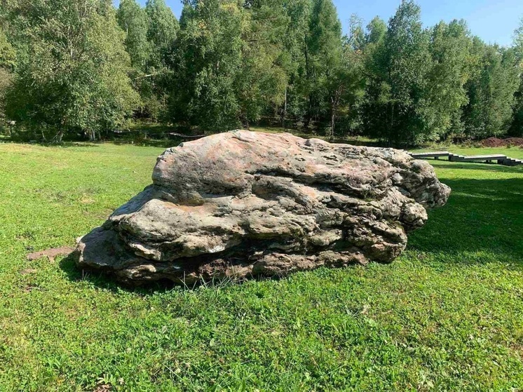 У подножья статуи Будды Арьябала в Бурятии установлен пятитонный магический камень