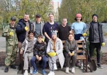 В Барнауле продолжается благоустройство сквера в поселке Кирова. Местные жители облагораживают территорию, которая раньше представляла из себя пустырь, заросший сорным кустарником. Это место затапливало водой, на земле скапливался мусор.