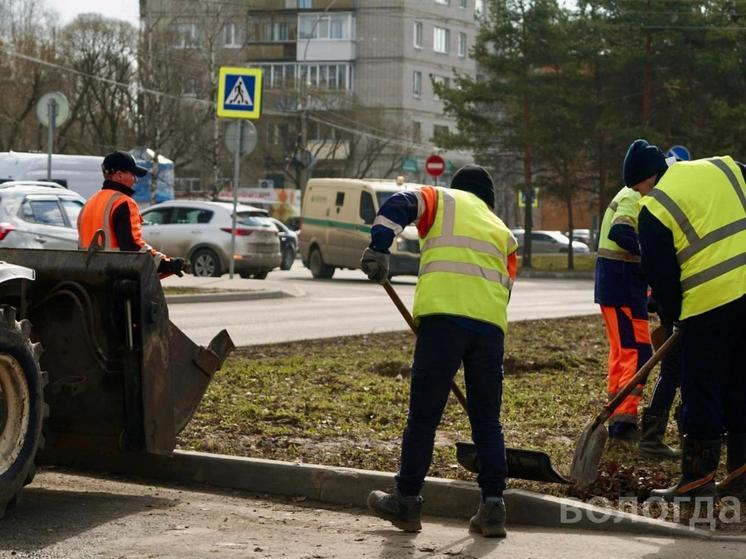 Опавшие листья убирают с улиц Вологды