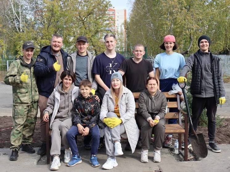 В Барнауле молодые социалисты благоустроили сквер в поселке Кирова