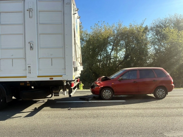 В Орловской области легковая машина врезалась в грузовик