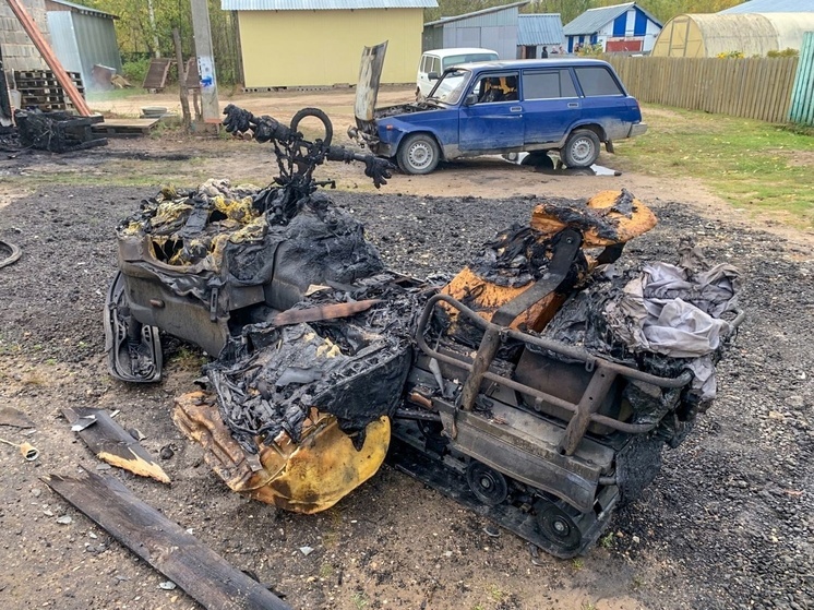 В Ленском районе горели гаражи с транспортом