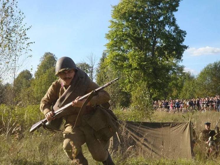 Легендарный бой на Невском пятачке воссоздали 400 реконструкторов