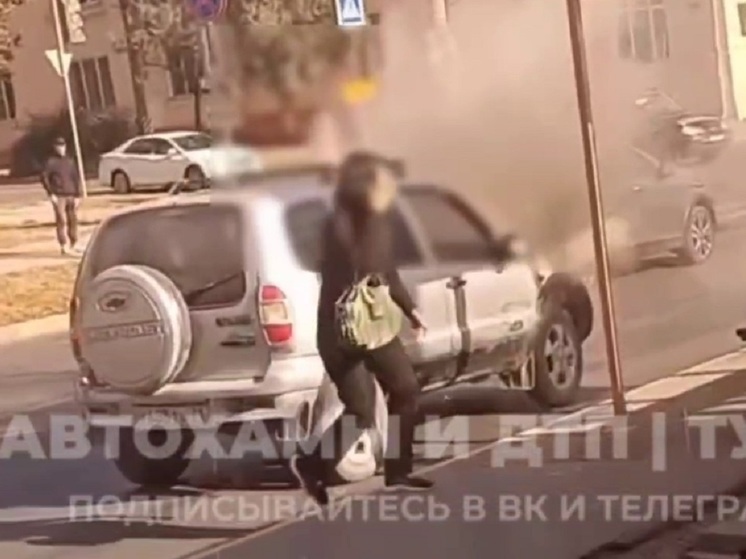 Автомобиль загорелся на перекрёстке улиц Металлургов и Волкова в Туле