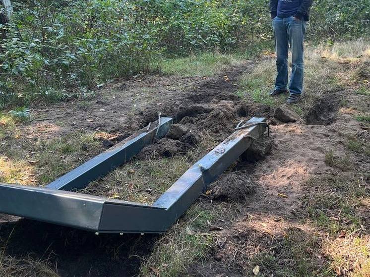 В парке Теодора Кроне неизвестные вандалы вырвали с корнем стенд и деревья