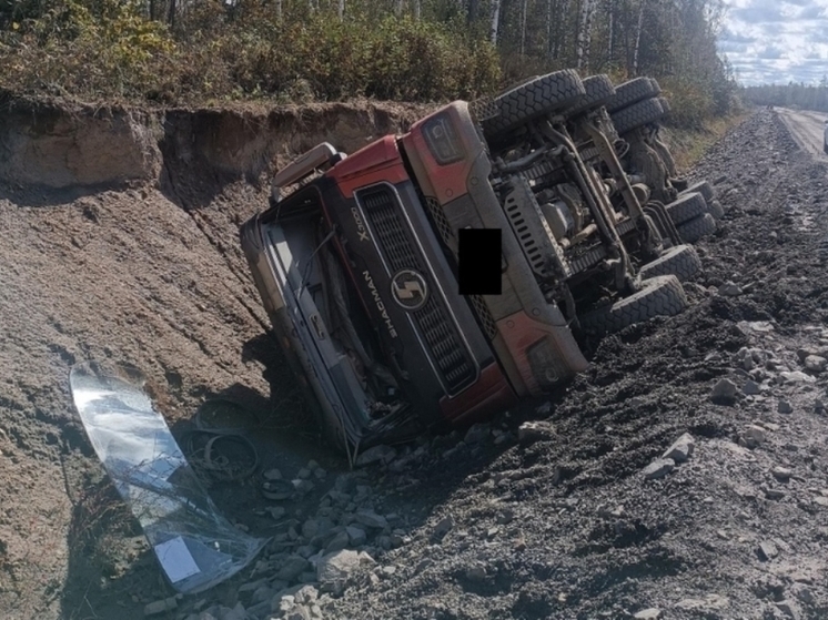 Грузовик ушел в кювет на трассе в Еврейской автономии