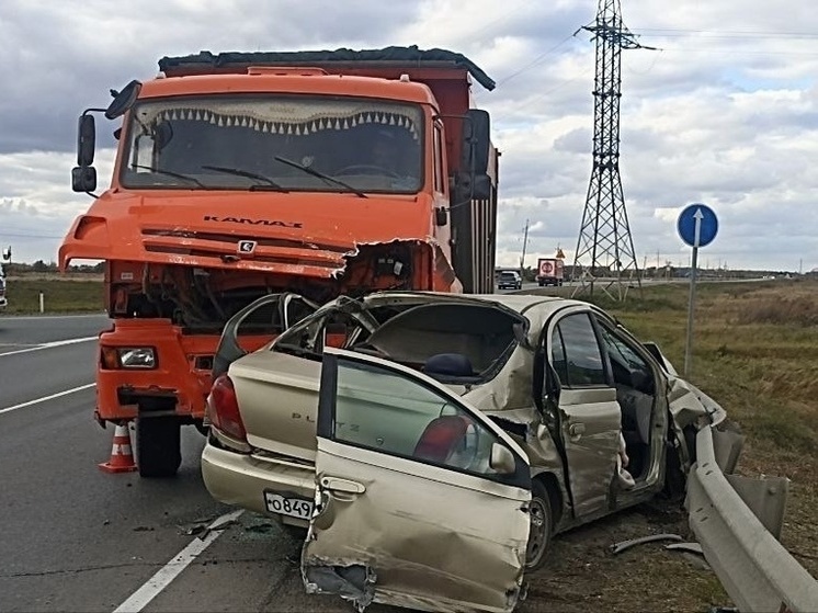 Пожилая женщина погибла в столкновении легковушки с КамАЗом на трассе под Омском