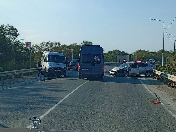 В Южно-Сахалинске легковушка протаранила медицинский автомобиль