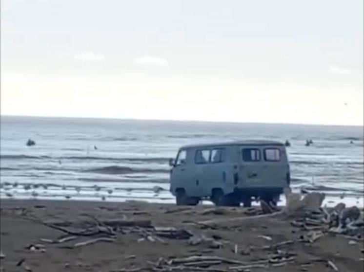 В Поронайске сняли на видео рыбачивших на глазах у рыбинспекции браконьеров