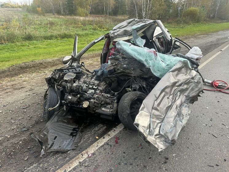 Автомобиль смяло после жесткого ДТП на трассе в Алтайском крае, есть погибший