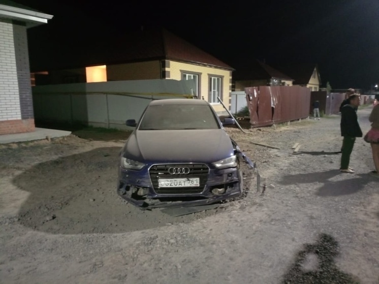 Легковушка снесла забор жилого дома в Таганроге