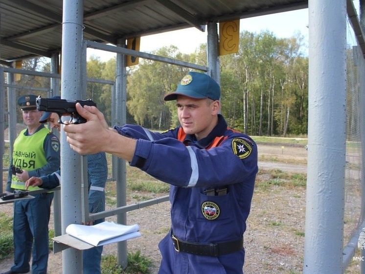 Стрельба и безопасное вождение: лучшего офицера МЧС определили в Туле