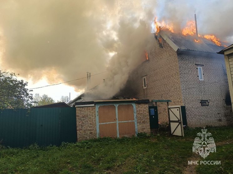 Новгородские спасатели тушат горящий дом в Боровичах: один человек пострадал