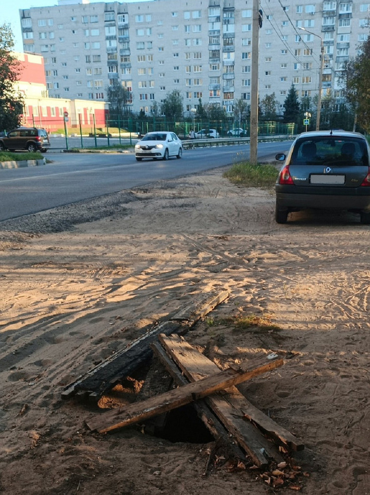 Жителей Конаково Тверской области предупредили об опасном люке на обочине дороги