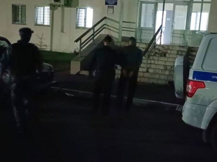 Житель Рязани выгнал из квартиры бывшую жену и сломал руку 15-летнему сыну