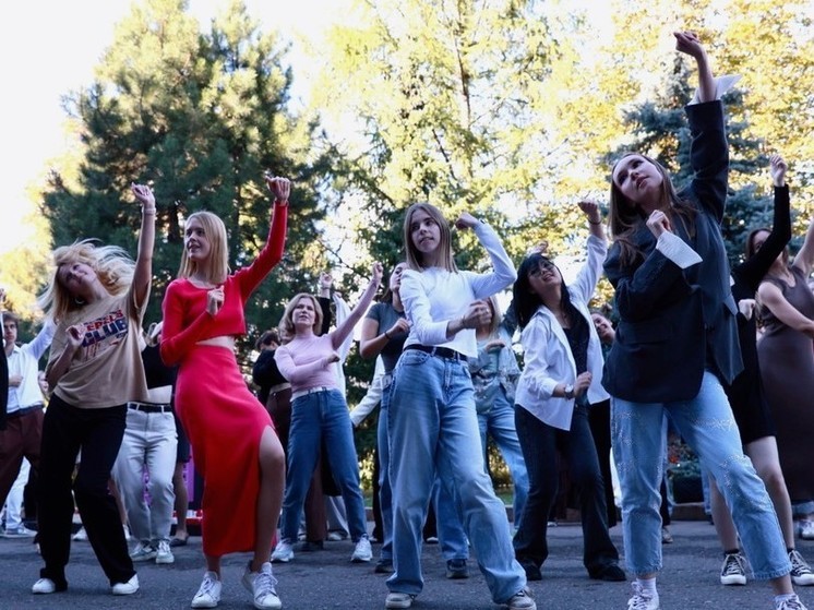 Президентская академия отметила день рождения забегом и гигантским медовиком