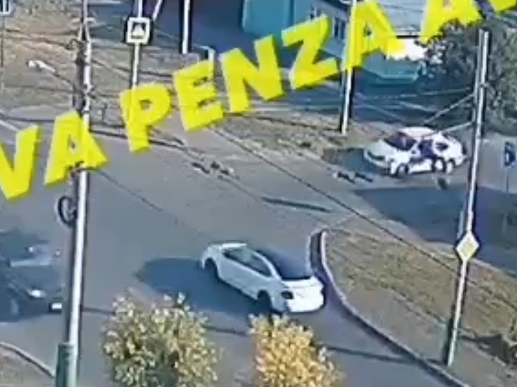 Велосипедист на полной скорости врезался в машину в Пензе