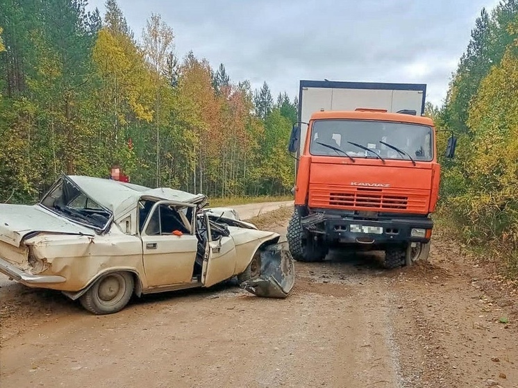 В Пинежском округе произошло столкновение легковушки и фуры