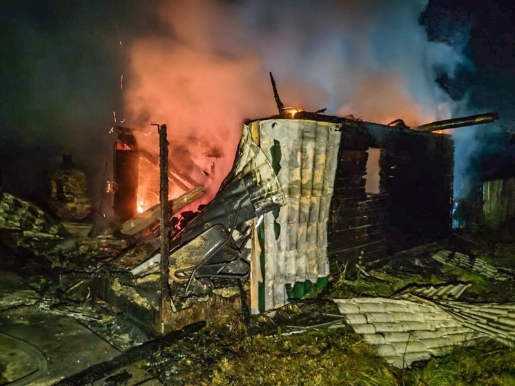 Огонь уничтожил частный дом в островной части Архангельска