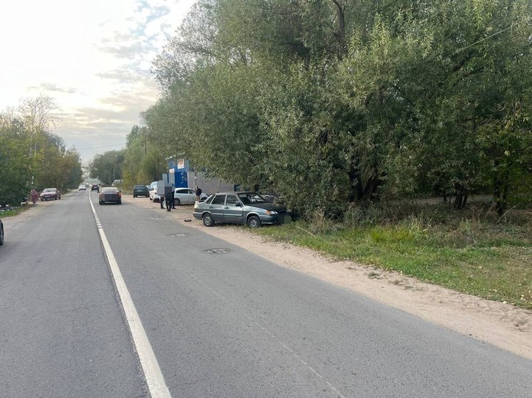 В Твери после ДТП автомобили сбили находящуюся на обочине женщину