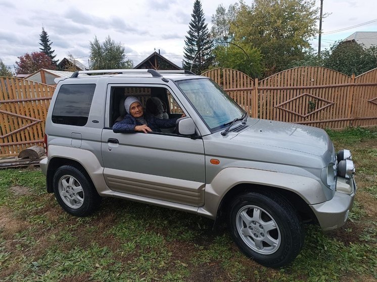 В редакцию «МК в Бурятии» позвонила жительница Поселья под Улан- Удэ — она прочитала в газете новость про американку Энни Джудис 80-ти лет, которая попала в Книгу рекордов Гиннесса как самая пожилая женщина, простоявшая «в планке» 3 минуты при занятии йогой. Изабелла Филипповна сообщила, что ей 84 года, она умеет делать более сложные вещи, а «планку» — популярное упражнение в йоге — держит 30 минут.