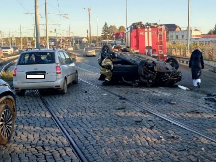 Трое детей пострадали в ДТП, заблокировавшем движение трамваев в Верхнюю Пышму