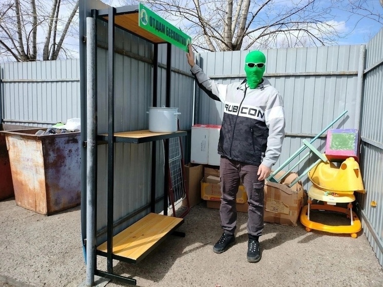 Активист установил на мусорных площадках Липецка полки для ненужных вещей