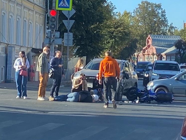 На пересечении улиц Ленина и Право-Лыбедской сбили мотоциклиста
