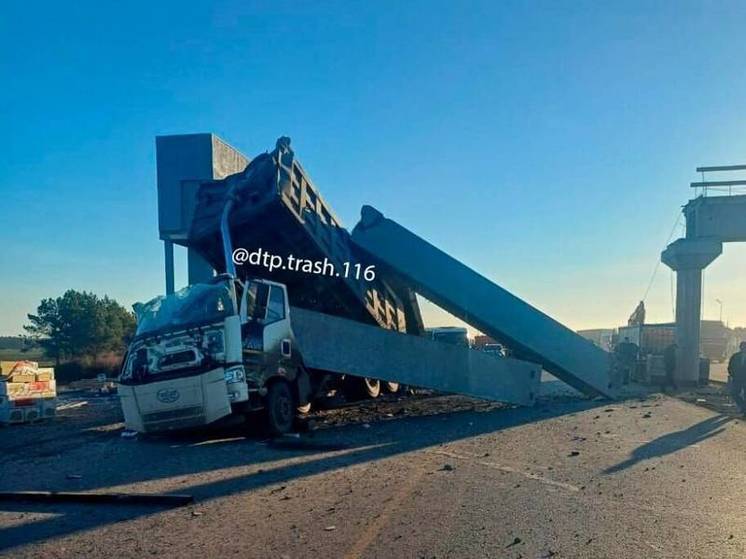 Пролет строящегося перехода над трассой М7 в Татарстане снес самосвал