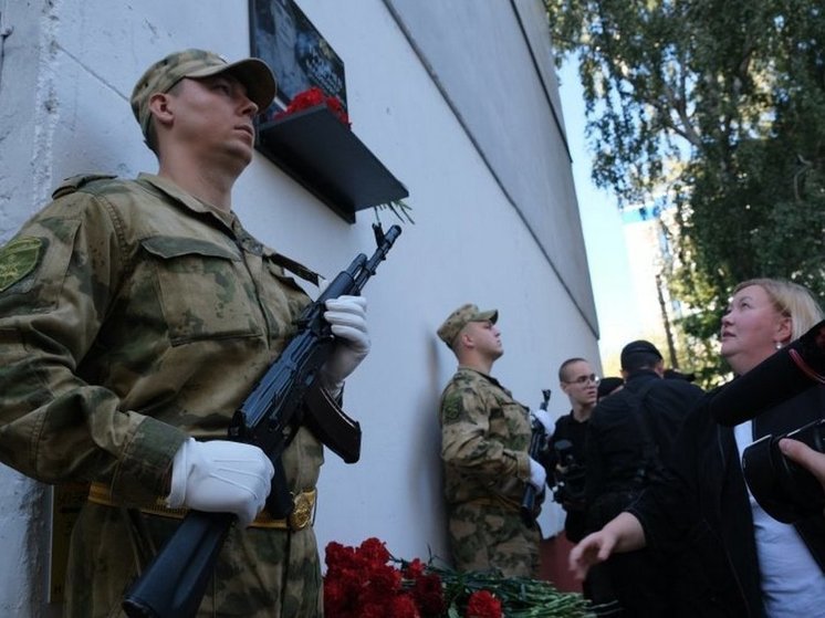 В Курске открыли мемориальную доску в память о погибшем росгвардейце