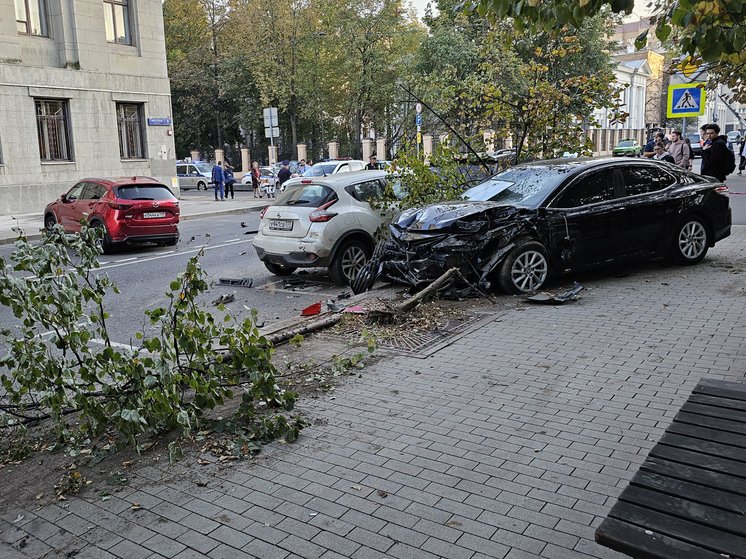 Еще одну девушку легко травмировало обломком дерева