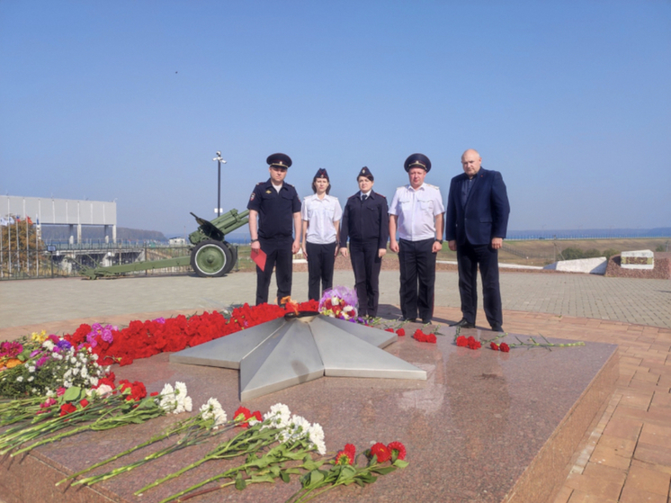 В Десногорске полицейские и школьники возложили цветы к мемориальному комплексу «Курган Славы»