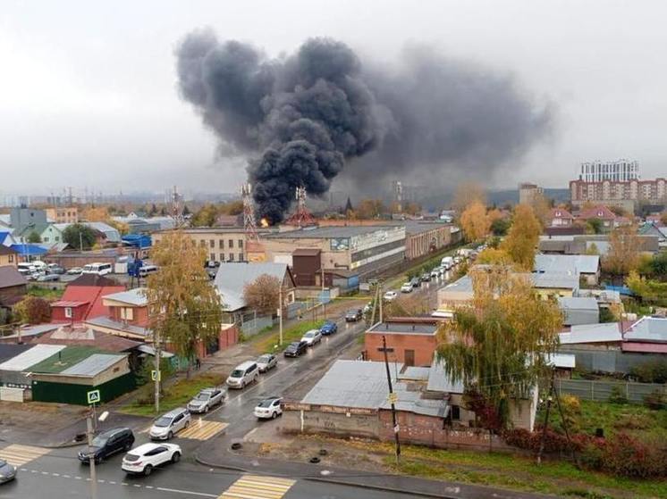 На Толстого в Новосибирске загорелось здание