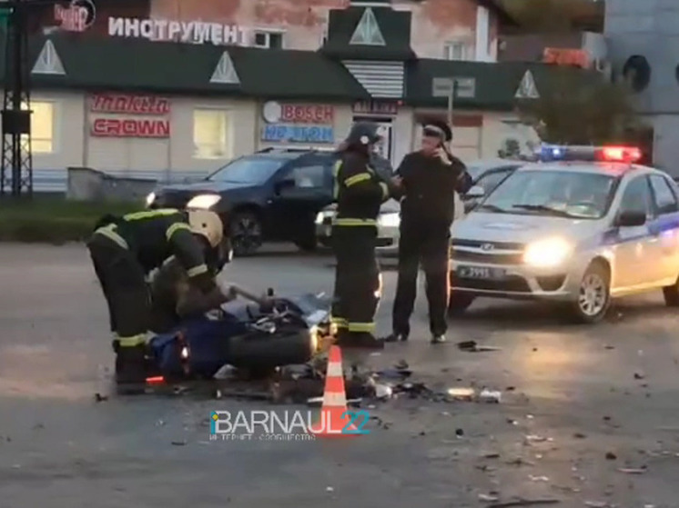 В Барнауле произошло жесткое ДТП с автомобилем и мотоциклом, есть пострадавшие