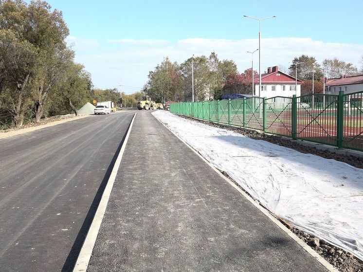 В Луговом обустроили новую дорогу к двум школам