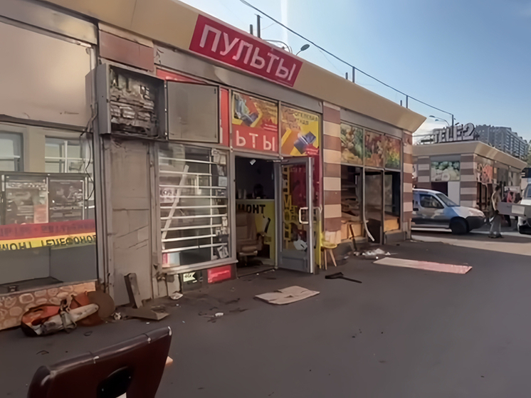 У метро «Проспект Просвещения» сносят ларьки за нелегальную торговлю алкоголем