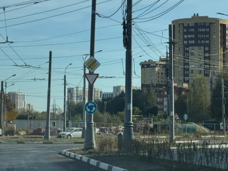 Рязанцы игнорируют знаки на перекрёстке с круговым движением на Шабулина