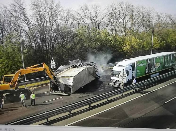 В Павловском районе образовалась пробка из-за возгорания грузовика